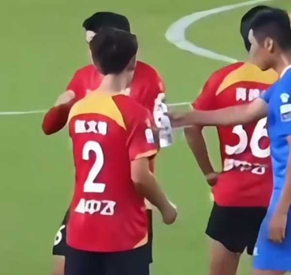 哈兰德「偷喝」对方门将的水，足球场上可以喝对方球员的水吗？有哪些限制吗？