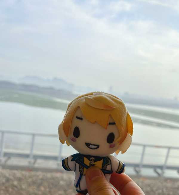 好朋友的女儿经常欺负孤立我女儿，但是我女儿还是想和她玩，怎么办?