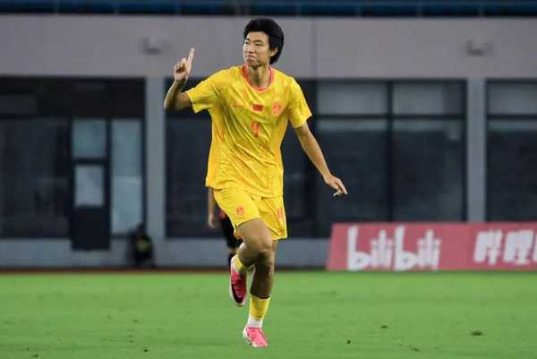 作为 U17 国足核心球员，17 岁的赵松源能不能在如今的北京国安踢主力？