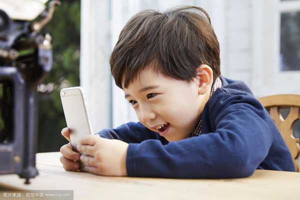 孩子考得很好，要玩手机。我不太想让他碰，可他跟我保证，既能玩好游戏，还能稳住成绩，这种承诺可信吗？