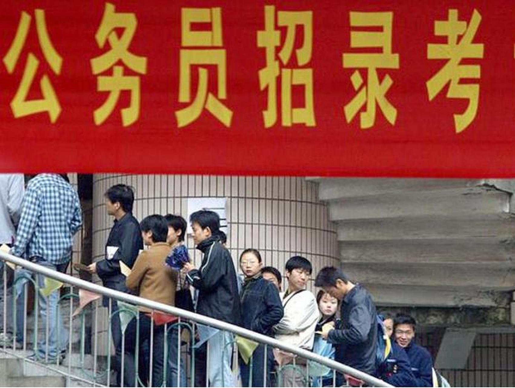 近年来大批年轻人「死磕」考公，如何看待这种现象？常年备考、面临「成公」考题的年轻人，该何去何从？
