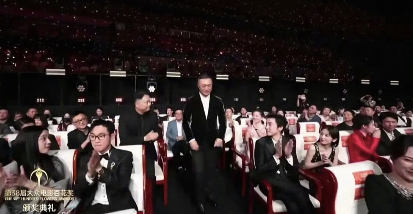 为什么《哪吒之魔童闹海》获百花奖最佳影片无人站起，《惊蛰无声》获优秀影片，现场全体起立？