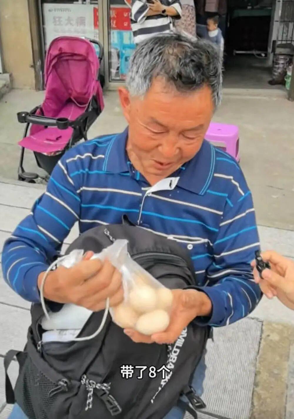 60 岁父亲背 8 个鸡蛋接考，考生考出 526 分，平凡家庭该怎样托举学子前行？