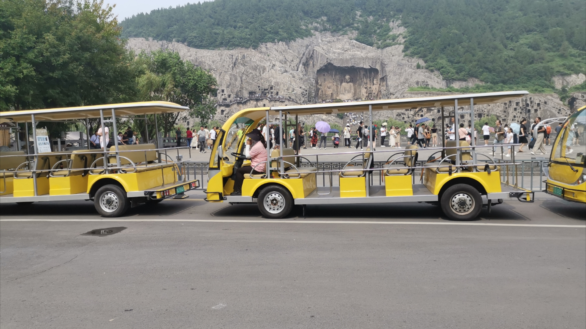 景区大门越建越远，游客得换乘多次摆渡车，景区抛弃「门票经济」后，为什么总喜欢在「摆渡车」上动心思？