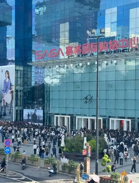 曝西安一商户负责人被罚千万后在商场坠亡，当地通报「已开展调查」，具体怎么回事？可能涉及哪些法律问题？