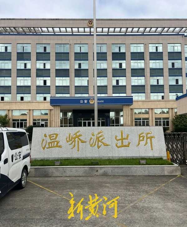 派出所集体去 KTV 招异性陪侍被纪委抓现行，事发两年未通报，涉事人员免职但均保留公职，暴露出哪些问题？