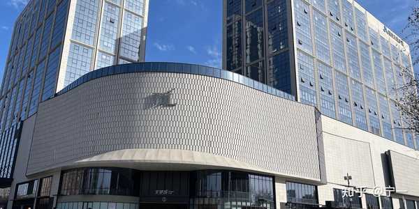 于东来称要关闭营业 24 年的生活广场店，每一个项目都是国际一流的品质，达不到的都关了，如何看待此事？