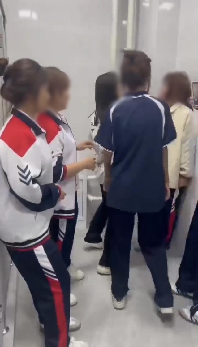 长春某职校遭霸凌学生和施暴者一起被开除，校方称已恢复学籍，如何看待学校的处理方式？学校怎么做才算负责？