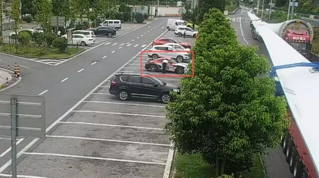 顺风车司机中途离车「失联」，女孩车内暴晒 2 小时向家人求救，暴露出顺风车服务哪些问题？