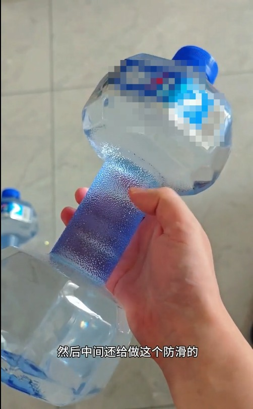 1.55 升哑铃造型矿泉水走红，这种创意设计能代替正规哑铃吗？你愿为这种创意买单吗？