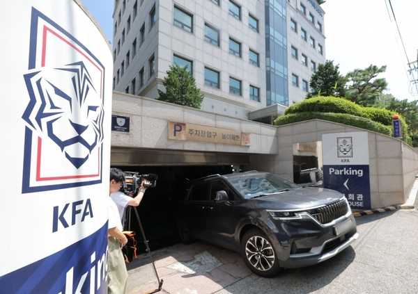 韩媒曝韩国足协曾性贿赂 3 名中国足协人士，中国足协回应已展开调查，哪些信息值得关注？