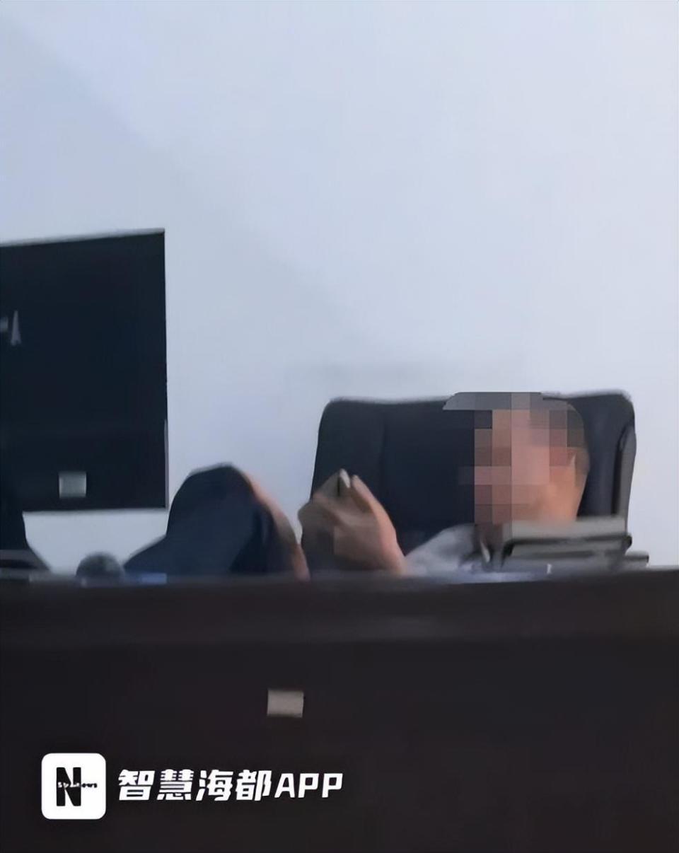 海口市税务局被曝一职工上班脚翘桌上玩手游，官方通报批评并调离原岗，如何看待此事？