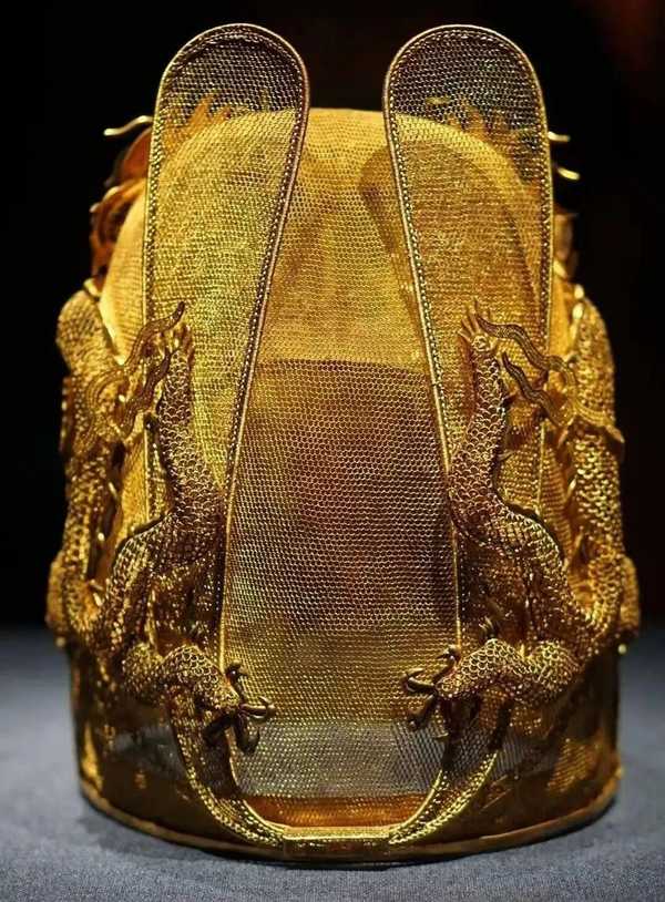 为什么西方古代黄金文物多见大件的冠冕、圣杯，而中国古代更倾向于将黄金做成细小的错金银、金辟邪或马饰？