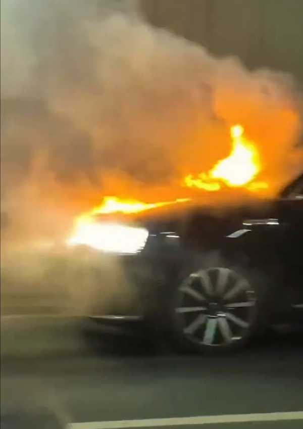一辆华为问界 M9 于隧道内起火，起火原因不明，但现场没有明显碰撞痕迹，具体原因可能是怎样的？