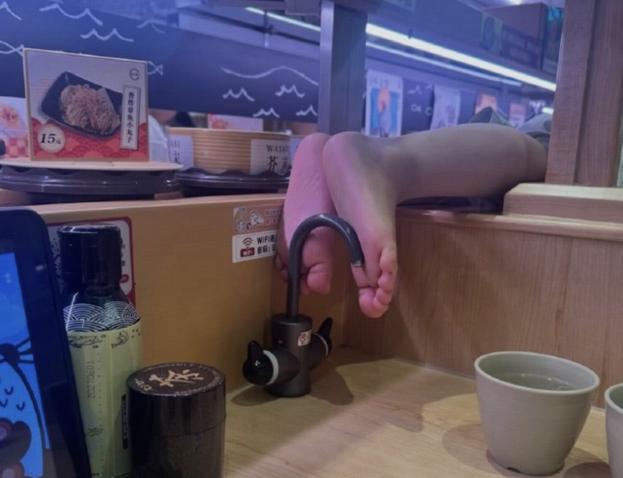 网友称吃寿司郎遇到邻桌光脚踩水龙头，要求当面消毒，店员则拒绝称需要空置半小时消杀，门店的行为有问题吗？