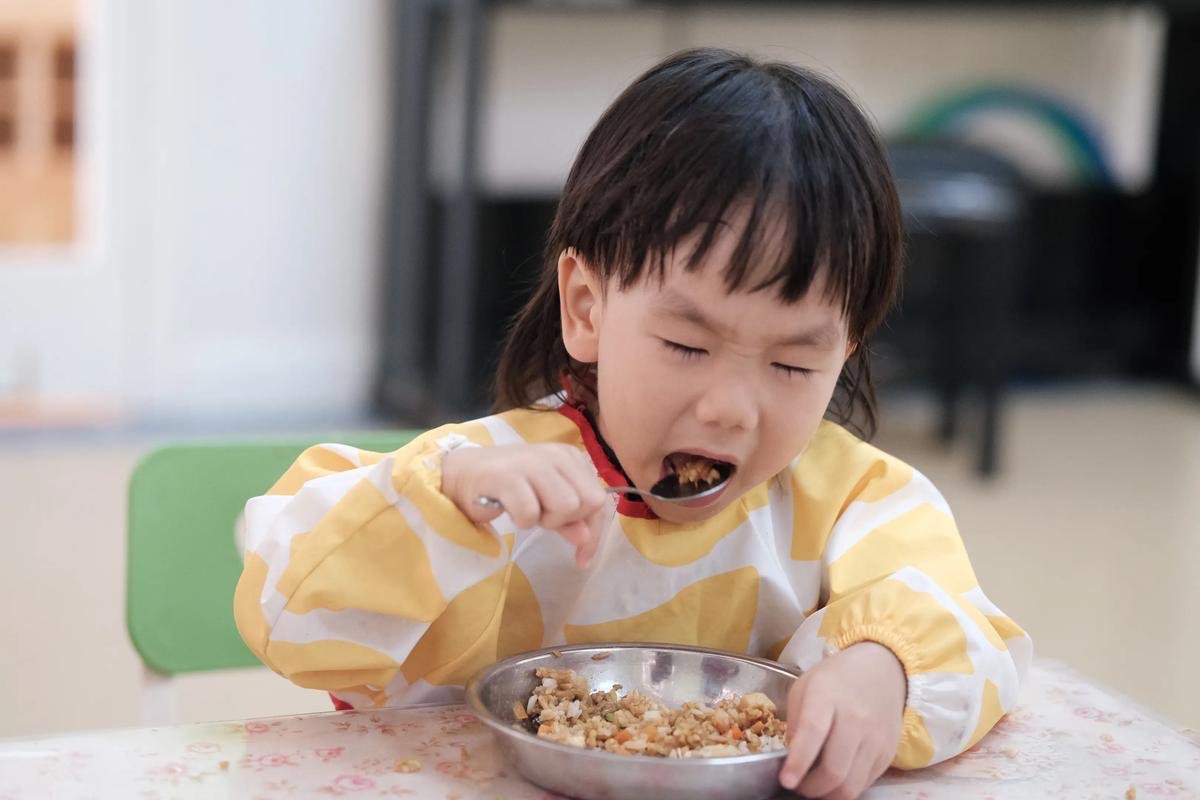 如何看待现在普通家庭对孩子最好的托举方式是多吃肉，而可以忽视学习成绩的观点？