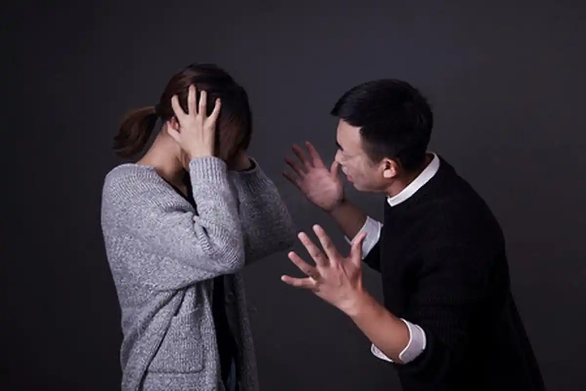 为什么我和伴侣总是因为小事爆发争吵，如何从心理学角度理解和改善？