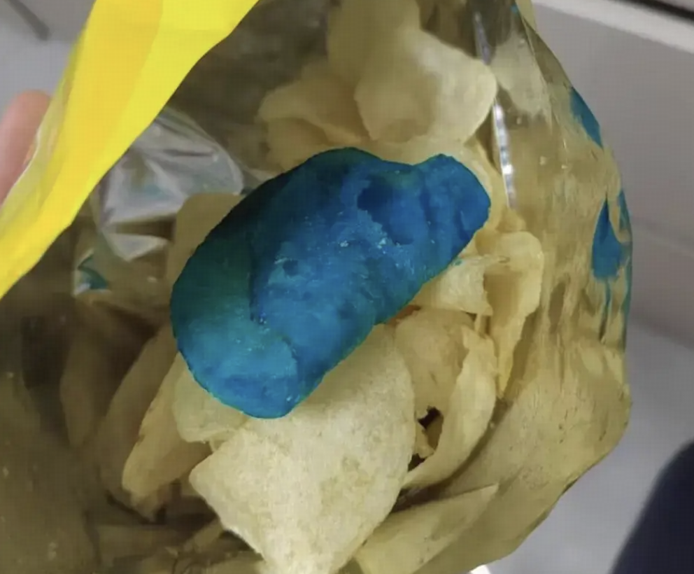 乐事被曝薯片中吃出「蓝薯片」异物，它可能是什么？最可能从哪个环节混进包装袋的？