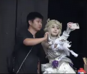 如何看待「中国男生与女 Coser 合影害羞抖成筛子」海外破 3000 万播放？