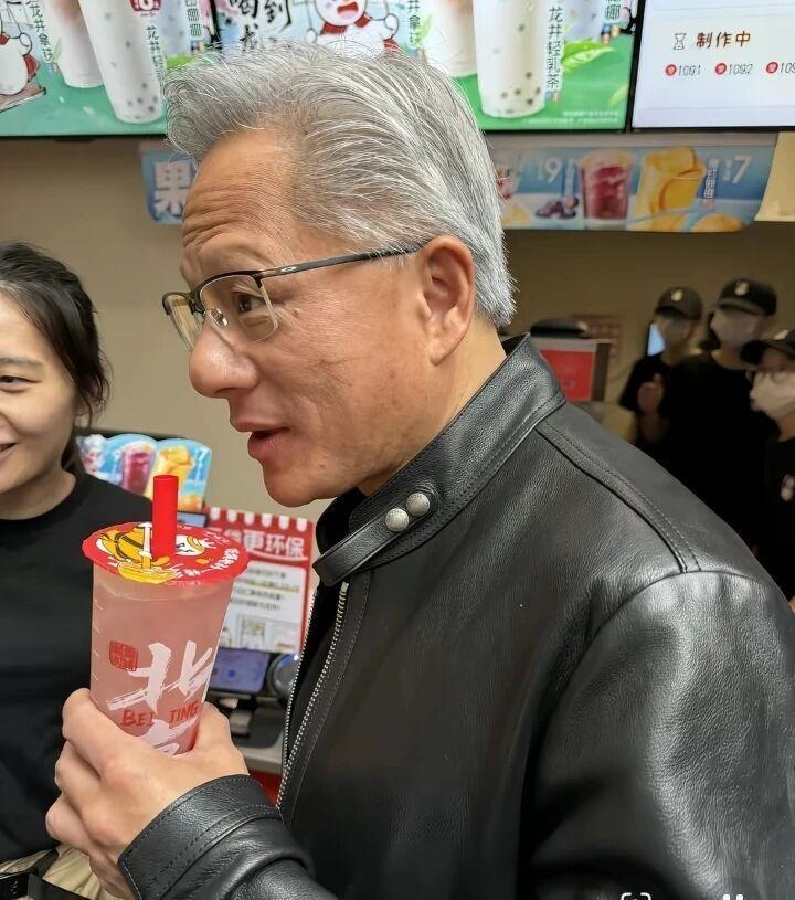 如何看待英伟达 CEO 黄仁勋仍穿标志性皮衣，逛北京胡同，喝蜜雪冰城吃炸酱面？为什么大家爱看这种反差？