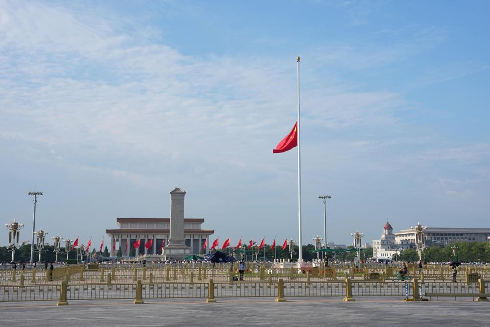 天安门下半旗悼念朱镕基同志