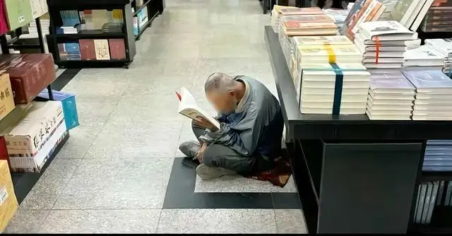 杭州图书馆允许流浪汉免费入馆阅读，回复投诉读者「我无权拒绝任何人，但你可以离开」，这个做法是否合理？