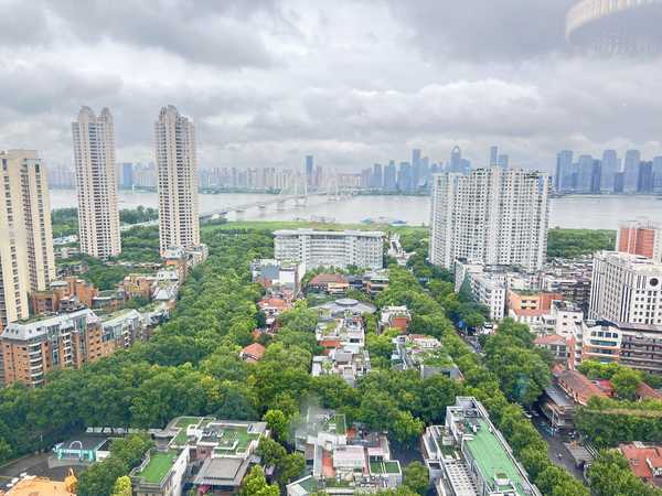 去年 7 月被裁了，前公司接连两次说不用返还大礼包让我回去，因为有个事只有我会做，我应该回去吗？
