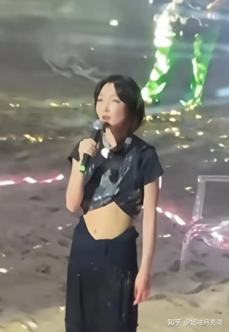 话剧导演陈明昊称「没要求周冬雨背词，是先锋戏剧的实验性表达」引质疑，商演中如何平衡艺术实验与观众体验？