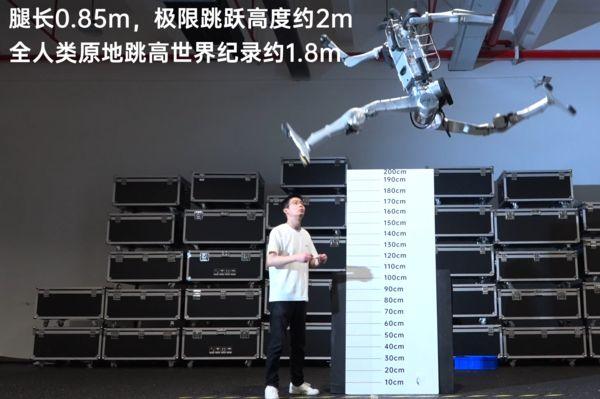 宇树科技发布机器人「超人」，腿长 0.85 米，超越人类原地跳高和奔跑速度纪录，有哪些技术亮点？