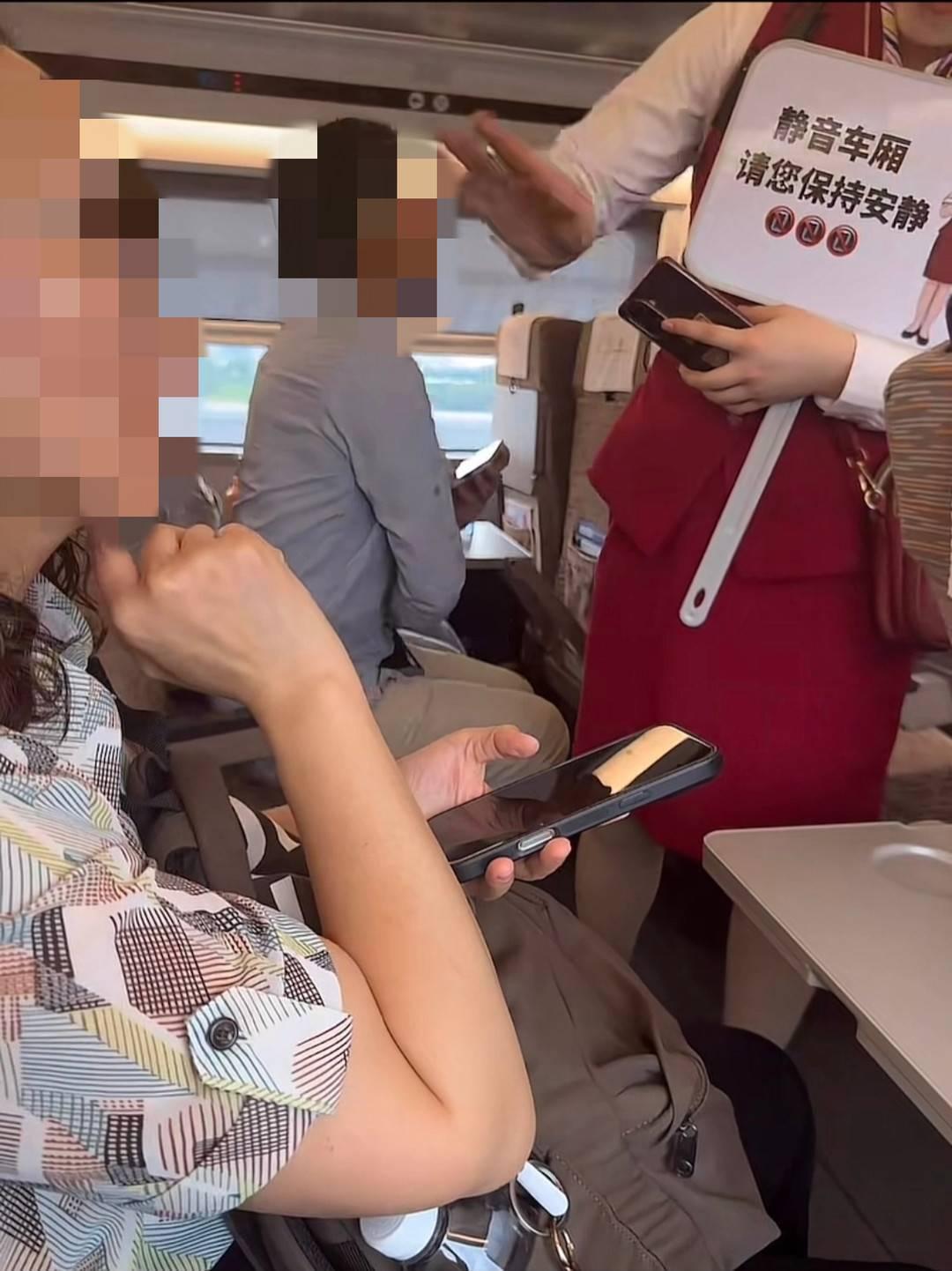 乘客在高铁静音车厢连打二十分钟电话，乘务员举牌多次劝阻均被忽视，静音车厢的柔性劝阻该升级为硬性管理吗？