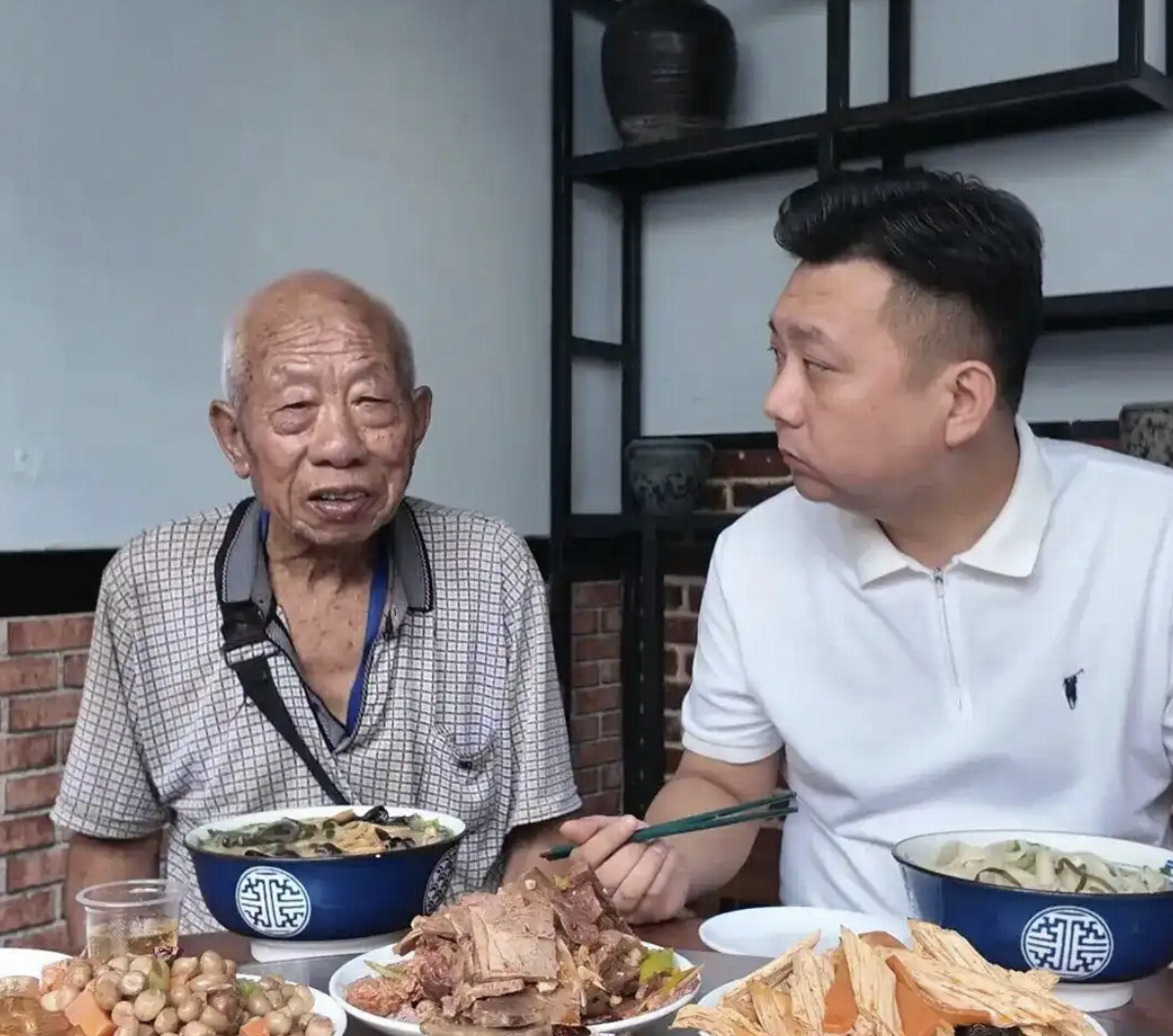 老人被博主暖心买光菜、请吃饭后返程遇车祸去世，家属力挺博主，对此你有哪些感想和思考？